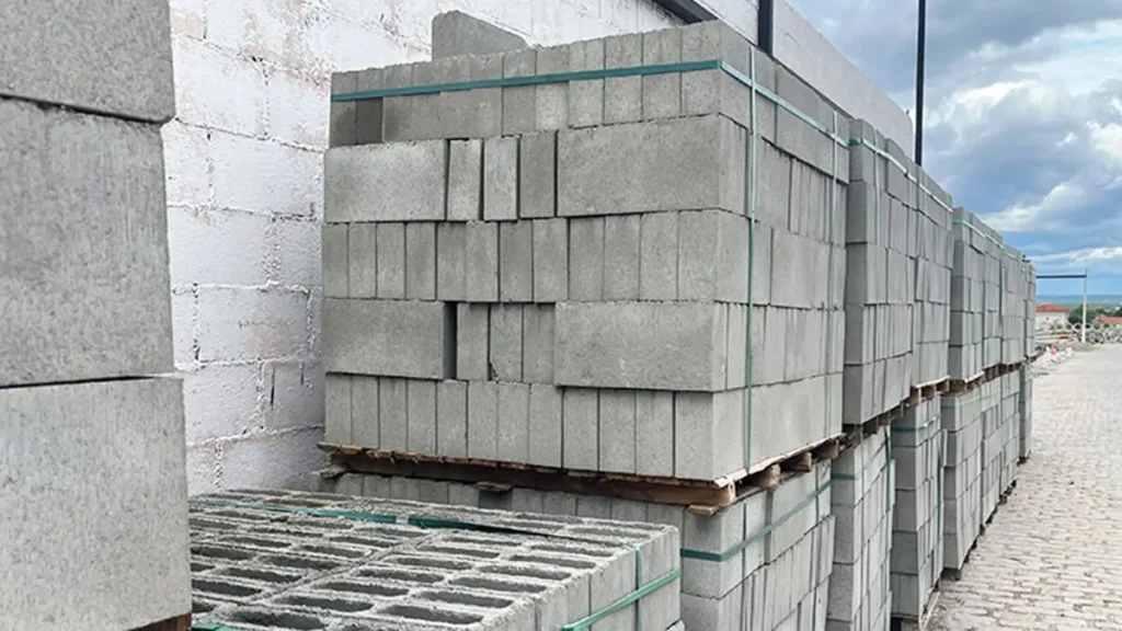 blocos-de-concreto-no-pátio-de produção