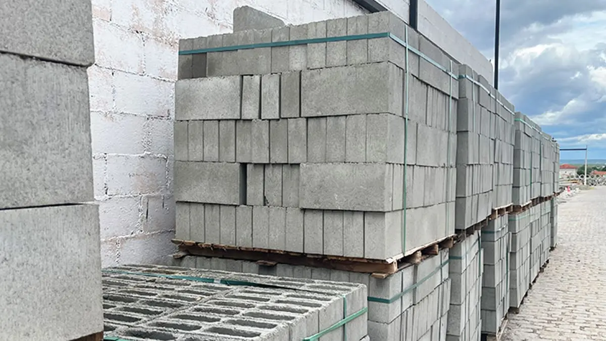 blocos-de-concreto-no-pátio-de produção